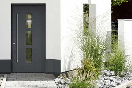 



Mit einer Sonderedition RC2-geprüfter Alu-Haustüren in modernem, flächenbündigem Design vergrößert EGE den Spielraum, Hauseingänge attraktiv und gleichzeitig sicher zu gestalten, zum Beispiel mit drei Glasfeldern in Anthrazitgrau Feinstruktur.
