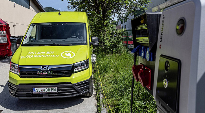 



Strom tankt der MAN eTGE nach Schichtende an einer Ladeeinheit von Mennekes.
